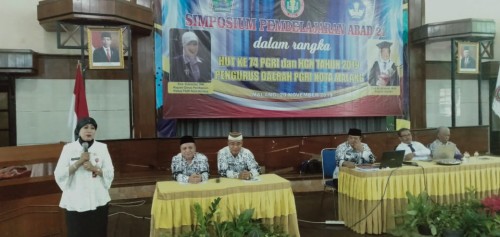Kepala Dinas Pendidikan Kota Malang, Dra Zubaidah MM saat memberi paparan dalam Simposium Pembelajaran Abad 21 Pengda PGRI Kota Malang. (Foto: Humas)