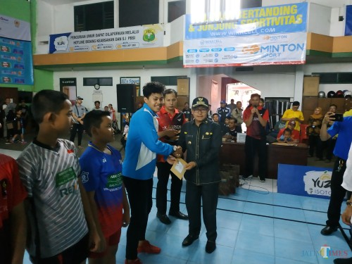 Noval Hafiz saat bersalaman dengan Wali Kota Malang Sutiaji. (Hendra Saputra)