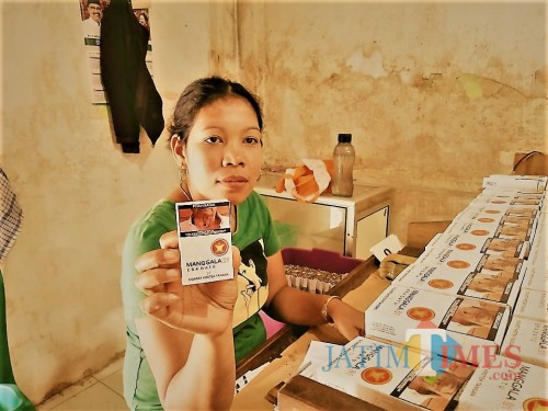 Pelinting sigaret kretek menunjukkan produk Rokok Manggala yang diproduksi satu-satunya pabrik rokok di Selopuro. (Foto : Aunur Rofiq/BlitarTIMES)