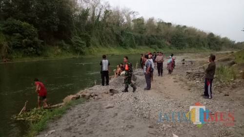 Petugas melakukan pencarian korban Amarudin yang dilaporkan hilang di Sungai Brantas