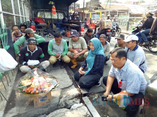 Suasana saat digelarnya doa bersama di Jembatan Muharto (Anggara Sudiongko/MalangTIMES)