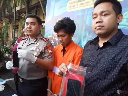 (dari kiri) Kapolres Malang Kota, AKBP Dony Alexander SIK, MH, Pelaku pengancaman penyebaran video(tengah) dan Kasat Reskrim Polres Malang Kota, AKP Komang Yogi Arya Wiguna (Anggara Sudiongko/ MalangTIMES)
