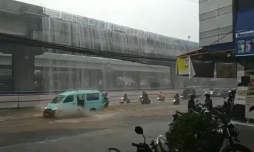 Air jatuh yang melintang di tol Becakayu, Bekasi. (Foto: istimewa)
