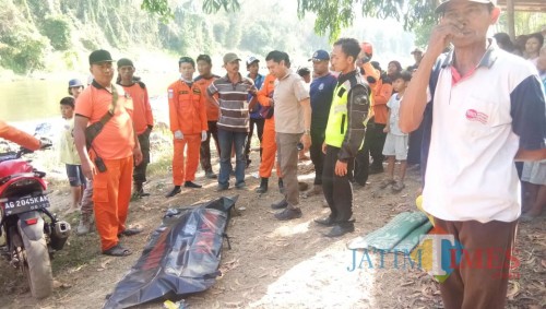 Petugas mengevakuasi jenazah korban Amarudin