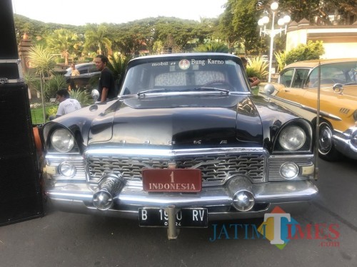 Salah satu mobil kuno yang terparkir di halaman Balaikota Malang (Arifina Cahyanti Firdausi/ MalangTIMES)