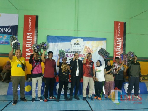 Klub bulutangkis se Kota Malang mendapatkan bantuan cock dari PBSI Kota Malang (Hendra Saputra)