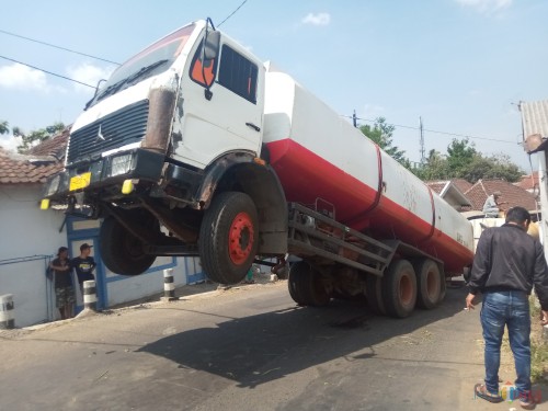 Truk tangki yang jomplang bagian depan di Jalan Raya Tlogowaru (Anggara Sudiongko/ MalangTIMES)