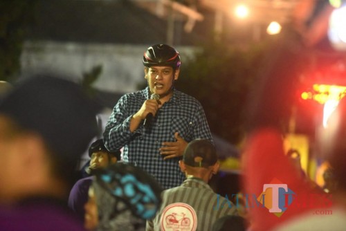 Wali Kota Kediri Abdullah Abu Bakar gowes bersama ratusan penggiat sepeda. (eko Arif s /JatimTimes)