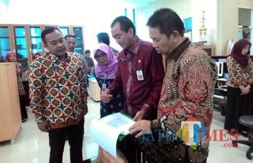 Nurman Ramdansyah Kepala BKPSDM (2 dari kanan) bersama Sekda Didik Budi (kanan) dan Tridiyah Maestuti Inspektur (3 dari kanan)