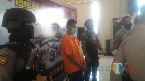 Terlapor SM (46 tahun) ditunjukkan kepada wartawan dalam jumpa pers di Mapolresta Banyuwangi (foto: Nurhadi/ JatimTIMES)