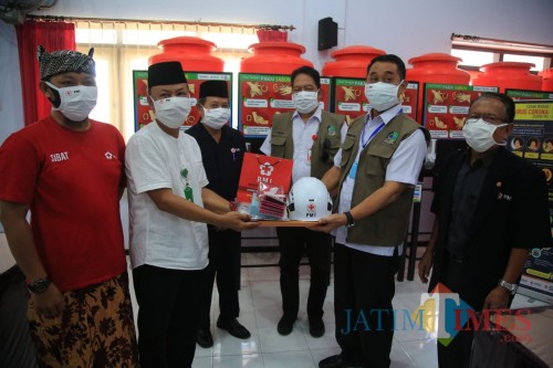 Suasana penyerahan bantuan Palang Merah Amerika di Kantor PMI Banyuwangi (Nurhadi/ JatimTIMES)