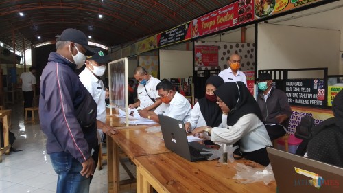 Keluarga penerima manfaat (KPM) saat mengantre untuk mengambil bantuan. (Pipit Anggraeni/MalangTIMES).