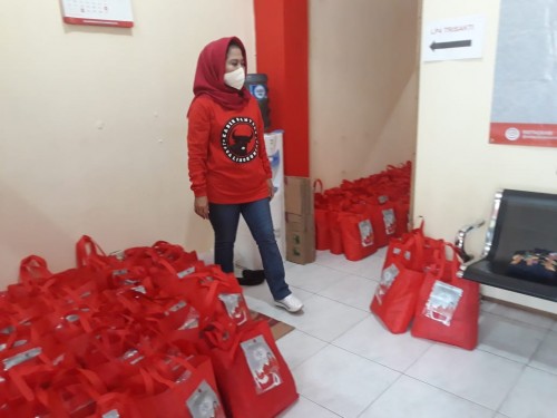 Sri Untari dan paket sembako yang dikirim ke PAC dan kader partai. (ist)