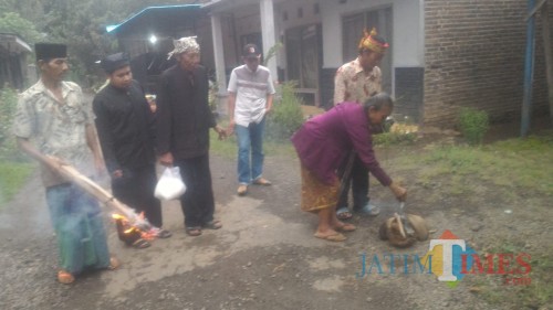 Prosesi Ritual Adat Ngoyak Seblang Masyarakat Osing Kampung Dukuh Desa Glagah Banyuwangi Nurhadi Banyuwangi Jatim TIMES