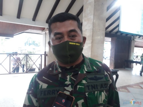 Dandim 0818 Malang-Batu Letkol (Inf) Ferry Muzawwad saat berada di Pendopo Agung Kabupaten Malang, Kamis (14/5/2020). (Foto: Tubagus Achmad/ MalangTIMES)