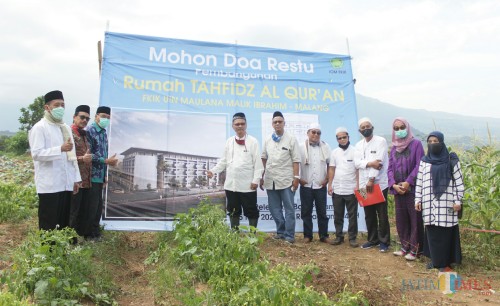 Foto bersama di lahan bakal Rumah Tahfidz Al-Qur'an di FKIK UIN Malang, Rektor UIN Malang Prof Dr Abdul Haris MAg (urutan ke 4 dari kiri). (Foto: Yogi/MalangTIMES)