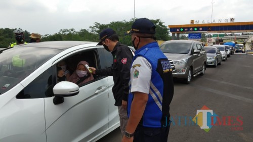 Petugas saat melakukan pemeriksaan di check point exit tol Mapan di Madyopuro, Sabtu (16/5/2020). (Pipit Anggraeni/MalangTIMES).