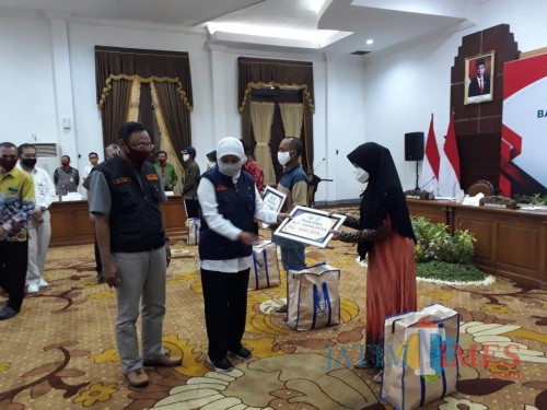 Pembagian BLT di Gedung Negara Grahadi.