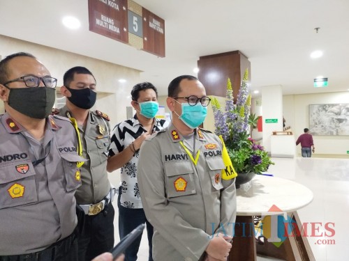Kapolres Batu: AKBP Harviadhi Agung Pratama SIK, MIK memberikan pemaparan kepada awak media, setelah hasil rapat rencana PSBB di Balaikota Amongtani lantai 5 di Kota Wisata Batu (KWB)/Foto Muklas JatimTimes.