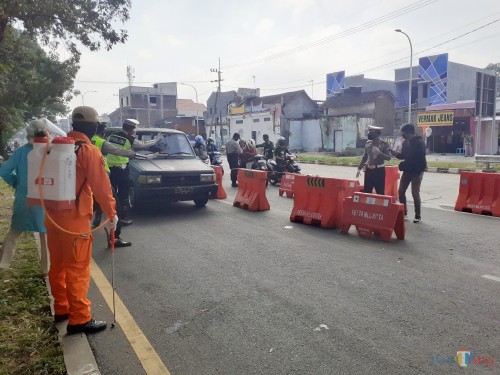 Suasana pemantauan kendaraan di kawasan check point exit tol Madyopuro pada hari pertama PSBB, pagi ini (Minggu, 17/5). (Arifina Cahyanti Firdausi/MalangTIMES).