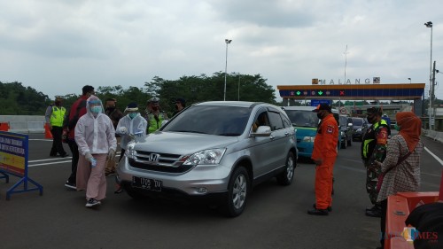 Pemeriksaan kesehatan di check point exit Madyopuro Tol Mapan (Pipit Anggraeni/MalangTIMES).