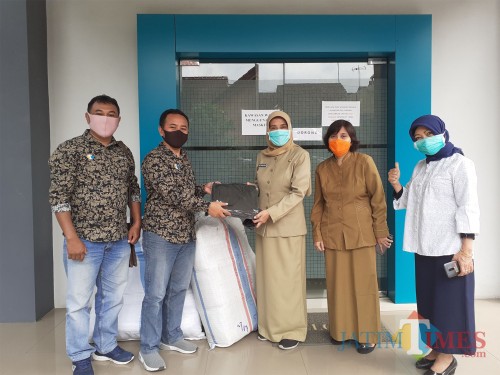 Penyaluran bantuan APD dari Mall Dinoyo City melalui MalangTIMES kepada Dinkes Kota Malang, Senin (18/5). (Arifina Cahyanti Firdausi/MalangTIMES).