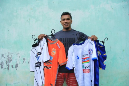 CEO Dokjreng FC, Yanuar Tri Firmanda saat membawa jersey yang akan dilelang (Dani Kristian)