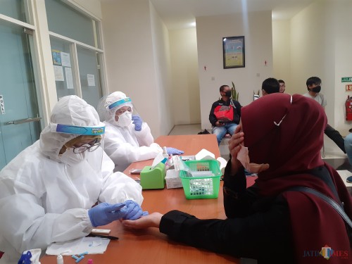 Suasana saat wartawan tengah dilakukan rapid test oleh petugas kesehatan dari Dinkes Kota Malang, Senin (18/5). (Arifina Cahyanti Firdausi/ MalangTIMES).