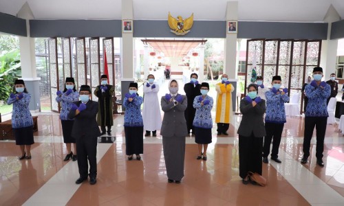 Wali Kota Batu Dewanti Rumpoko (tengah) usai melakukan pengambilan sumpah dan janji PNS di Pendopo Balai Kota Among Tani, Selasa (19/5/2020). (Foto: Humas Pemkot Batu)