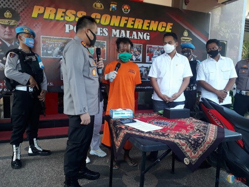 Kapolres Malang AKBP Hendri Umar saat merilis ungkap kasus penipuan dan kemudian membawa kabur sepeda motor ke luar kota di Mapolres Malang, Rabu (13/5/2020). (Foto: Tubagus Achmad/MalangTimes)