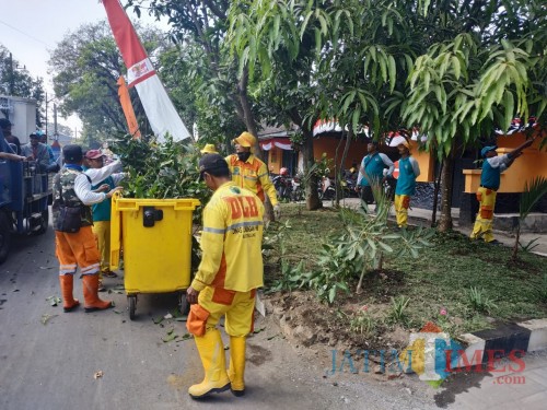Petugas kebersihan saat melakukan tugasnya (Hendra Saputra)