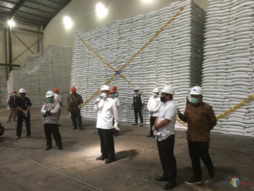 Menteri Perdagangan Agus Suparmanto (pegang mikrofon) saat melakukan peninjauan di PG Kebonagung (Foto: Ashaq Lupito/ MalangTIMES)