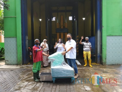 Suasana pemberian mesin pencacah plastik dari pihak swasta ke penggerobak (Hendra Saputra)