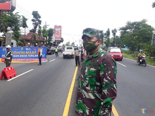 Dandim 0818 Malang-Batu Letkol (Inf) Ferry Muzawwad saat meninjau pos Check Point Bakpau Telo Lawang di hari pertama PSBB Malang Raya, Minggu (17/5/2020). (Foto: Tubagus Achmad/ MalangTIMES)