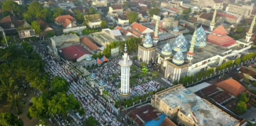 Masjid Besar Agung Baitul Hakim Saat Idul Fitri Tahun Lalu. (Foto: @93fmsuaramadiun)