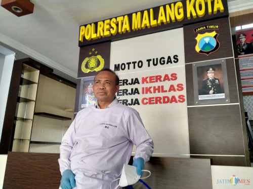 Kasat Intel Polresta Malang Kota Kompol Sutiono yang seringkali melakukan pengawalan dan pemakaman pasien ODP maupaun PDP (Anggara Sudiongko/ MalangTIMES)