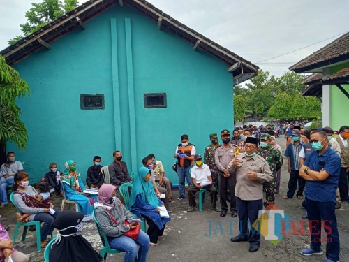 Bupati Blitar Rijanto berdialog dan memberika edukasi kepada warga yang menerima BST..(Foto : Aunur Rofiq/BlitarTIMES)
