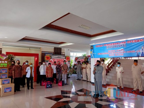 Wali Kota Blitar Santoso membagikan sejumlah bantuan sosial kepada warga terdampak dan lembaga kesehatan.(Foto : Aunur Rofiq/BlitarTIMES)
