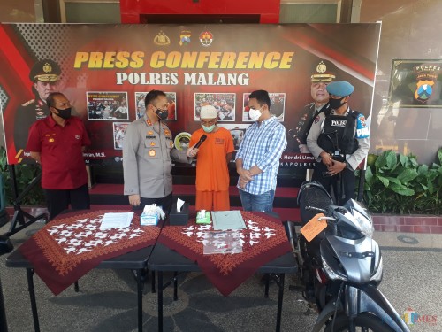 Kapolres Malang AKBP Hendri Umar saat menginterogasi tersangka curat SH (50) beserta barang bukti yang telah diamankan oleh Sat Reskrim Polres Malang, Jumat (22/5/2020). (Foto: Tubagus Achmad/MalangTimes)