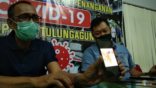 Jubir Gugus Tugas Percepatan Penanganan Covid 19 Tulungagung, Bambang Triono (kiri) (Joko Pramono/ JatimTIMES)