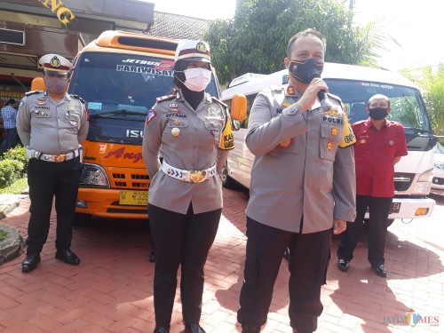 Kapolres Malang AKBP Hendri Umar bersama Kasat Lantas Polres Malang AKP Diyana Suci Listyawati saat rilis kasus travel gelap angkut pemudik di Lapangan Satya Haprabu Mapolres Malang, Jumat (22/5/2020). (Foto: Tubagus Achmad/MalangTimes)