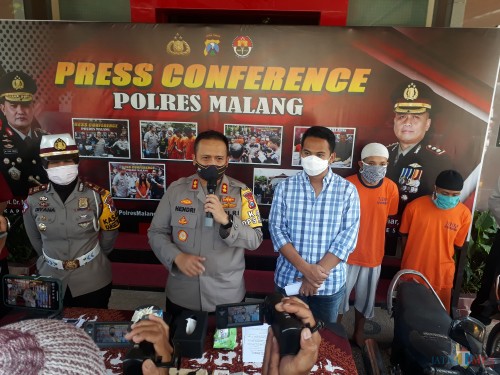 Kapolres Malang AKBP Hendri Umar saat merilis ungkap kasus pencurian sepeda motor di Desa Kasembon, Kecamatan Bululawang, Kabupaten Malang di Mapolres Malang, Jumat (22/5/2020). (Foto: Tubagus Achmad/ MalangTIMES)