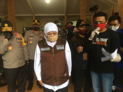 Gubernur Jawa Timur, Khofifah Indar Parawansa (kerudung putih) saat mengunjungi Kampung Tangguh di Kabupaten Malang untuk menyongsong persiapan new normal (Foto : Ashaq Lupito / MalangTIMES)