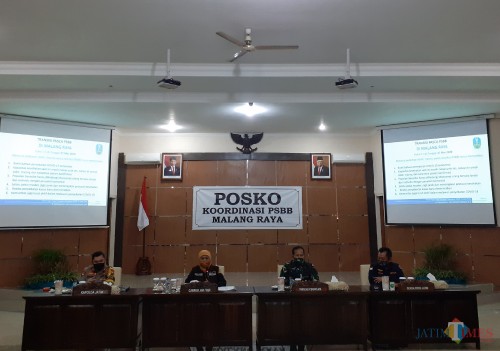 Suasana rakor evaluasi PSBB di Malang Raya oleh Gubernur Jatim Khofifah Indar Parawansa bersama Tiga Kepala Daerah di Kantor Bakorwil III Malang, Rabu malam (27/5). (Arifina Cahyanti Firdausi/MalangTIMES).