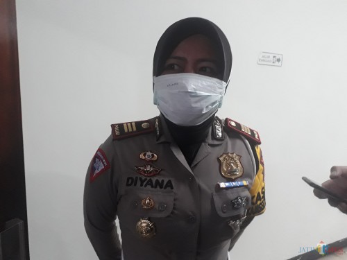 Kasat Lantas Polres Malang AKP Diyana Suci Listyawati saat dikonfirmasi oleh awak media terkait rekayasa lalu lintas untuk sterilisasi ruas jalan Singosari-Lawang, Rabu (27/5/2020). (Foto: Tubagus Achmad/MalangTimes)