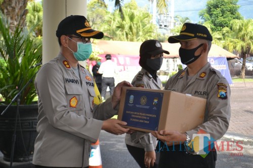 Kapolres Batu AKBP Harviadhi Agung Prathama SIK MIK secara simbolis memberikan sembako sebanyak 2.000 paket./ Foto Humas Polres Batu.