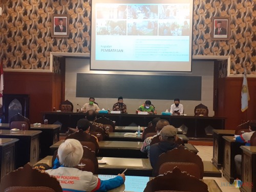 Suasana rakor dengan pelaku dunia usaha se-Kota Malang membahas aturan masa transisi new normal di Balai Kota Malang, Jumat (29/5). (Arifina Cahyanti Firdausi/MalangTIMES).