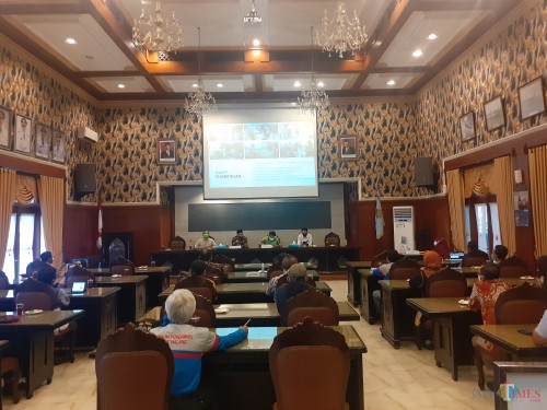 Rakor wali kota Malang dengan pelaku dunia usaha se-Kota Malang membahas aturan masa transisi new normal di Balai Kota Malang, Jumat (29/5). (Arifina Cahyanti Firdausi/MalangTIMES).