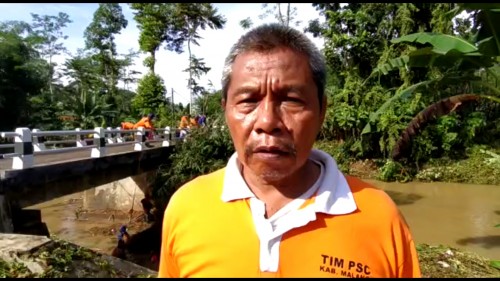 Kepala Seksi Kedaruratan BPBD Kabupaten Malang Leonard Agus saat menjelaskan penanganan pasca-banjir kepada awak media di sekitar Sungai Tamban, Minggu (31/5/2020).
