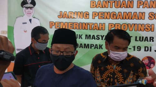 Wali Kota Malang Sutiaji (tengah) didampingi Sekda Kota Malang Wasto (kanan) dan Kabag Humas Pemkot Malang Nur Widianto (kiri) (Pipit Anggraeni/MalangTIMES).